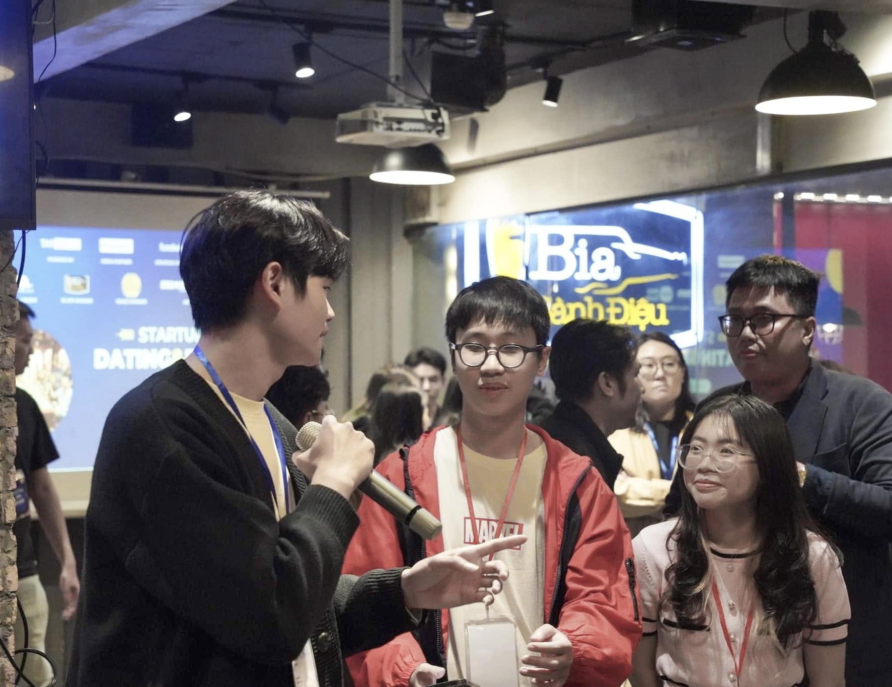 Sharing Career Guidance at Startup Dating & Beer