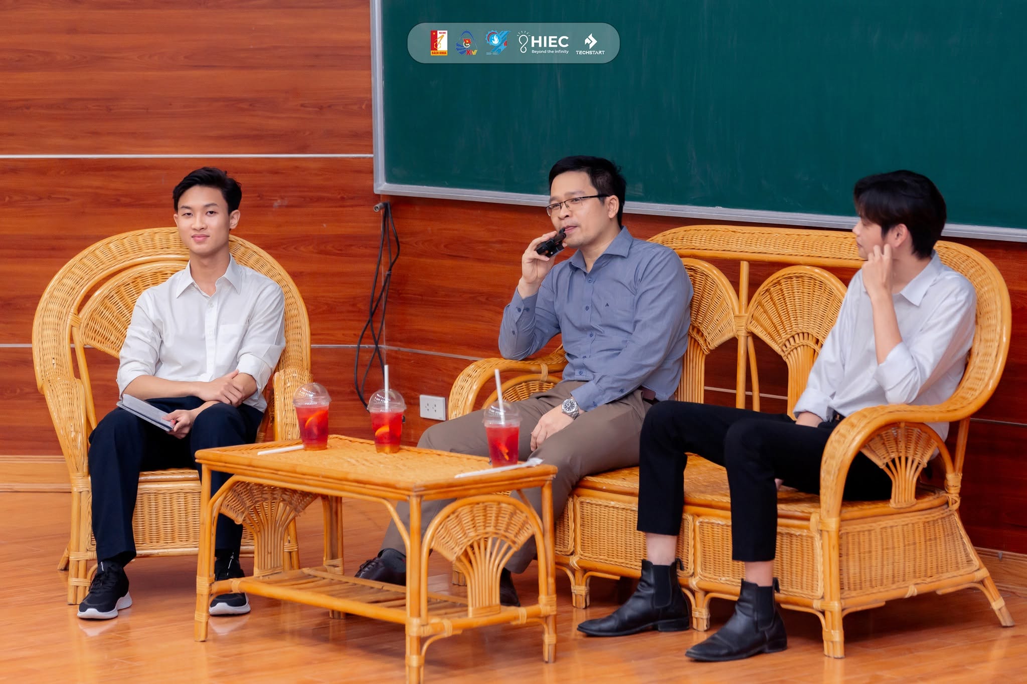 Panel discussion between the host and speakers